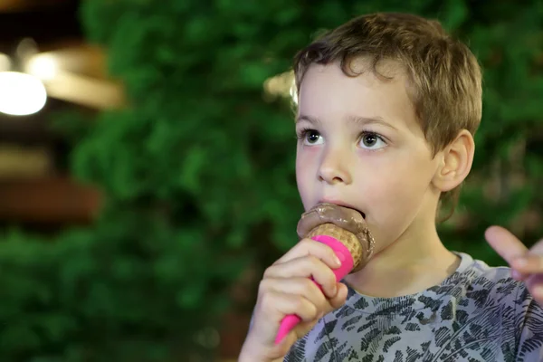 Niño comiendo helado — Foto de Stock