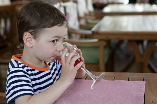 孩子喝果汁 — 图库照片