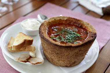 Kuban borsch ekmek ile plaka