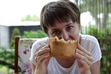 Ekmek tabak çorba için ısırma kadın