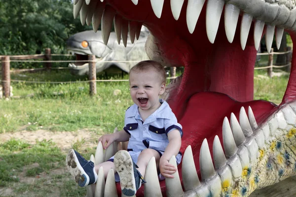 Niño en mandíbulas de dinosaurio — Foto de Stock