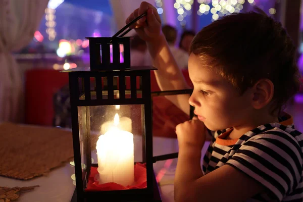 Niño mirando la vela —  Fotos de Stock