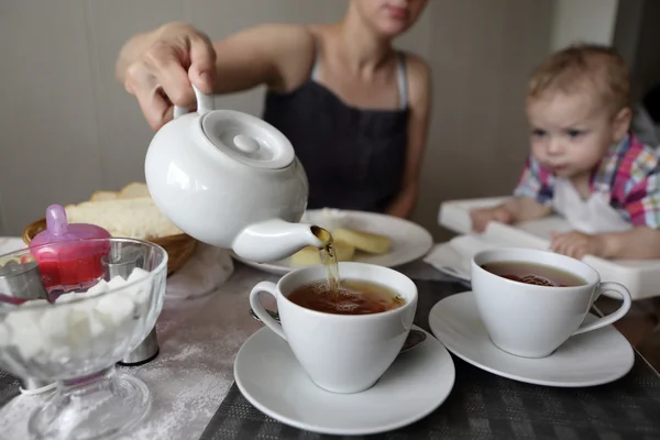 Mother pouring tea — Stock Photo, Image