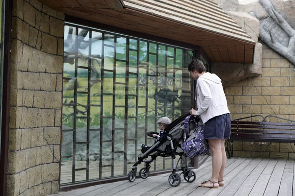 Mère avec son fils dans le zoo — Photo