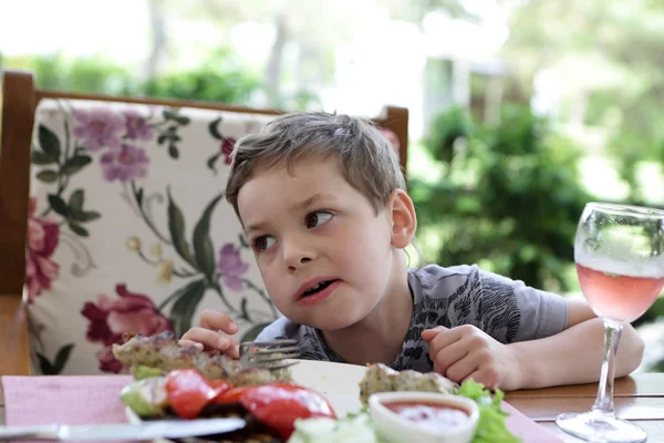 Kid stravovací kebab — Stock fotografie