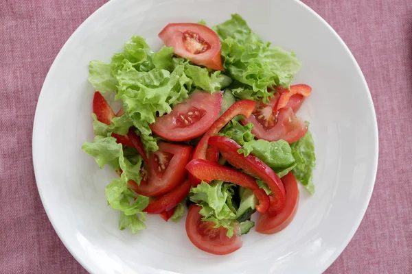 Assiette avec salade de légumes — Photo