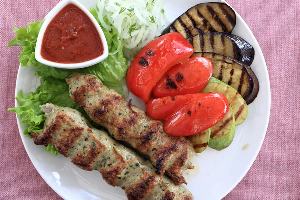 Kebab e verdure grigliate — Foto Stock