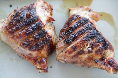 İki ızgara tavuk uyluk