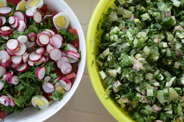 İki çeşitli salata kase — Stok fotoğraf