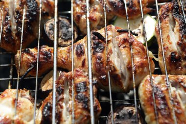 Tavuk budu kabak ızgara ile rendeleyin