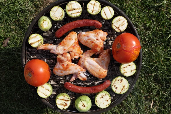 Asas de frango e legumes na grelha — Fotografia de Stock
