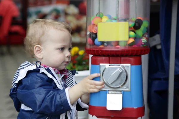使用自动售货机玩具的孩子 — 图库照片