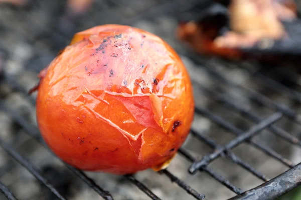 Cozinhar tomates em churrasco — Fotografia de Stock