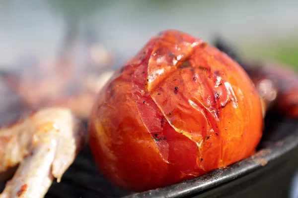 Cocinar tomates en la parrilla — Foto de Stock