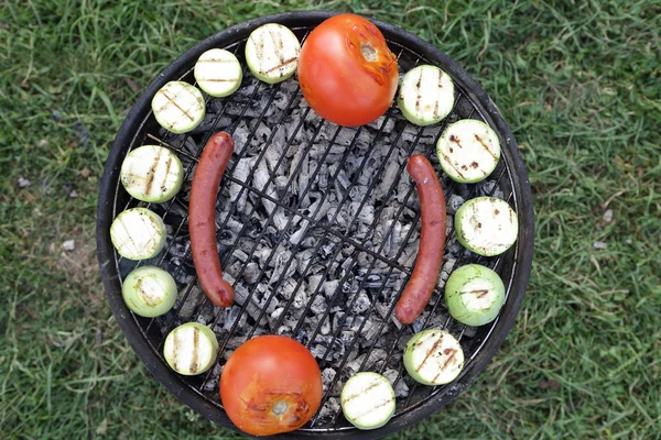Kiełbasy i warzywa na grilla — Zdjęcie stockowe