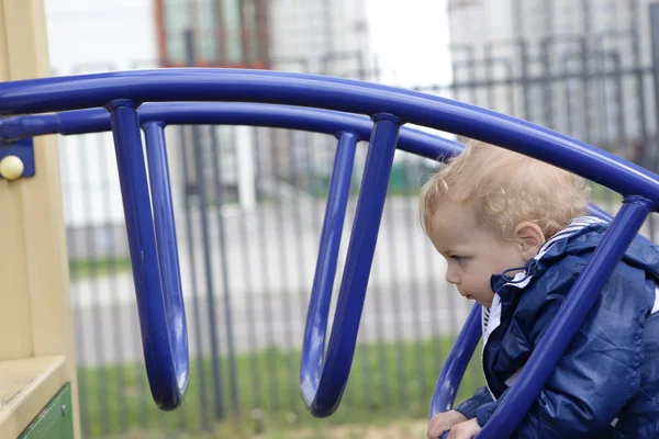 Porträt eines Kindes auf einem Spielplatz — Stockfoto