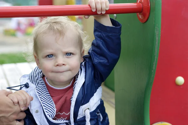 Kleinkind auf Spielplatz — Stockfoto