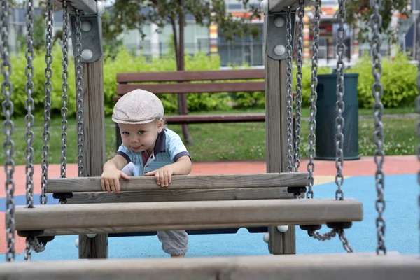 Niño escalando obstáculo de madera — Foto de Stock