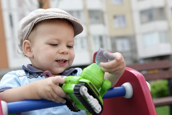Toddler bermain dengan ekskavator mainan — Stok Foto