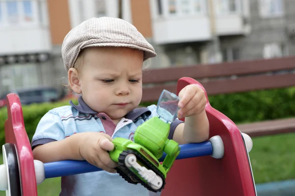 Kind spelen met speelgoed graafmachine — Stockfoto