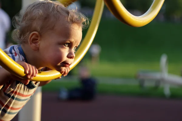 Toddler climbing ring obstacle — Stock Photo, Image