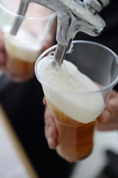 Bartender derramando cerveja — Fotografia de Stock