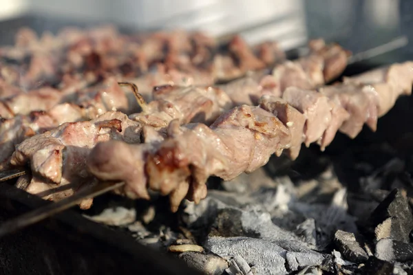 Matlagning kebab på spett — Stockfoto