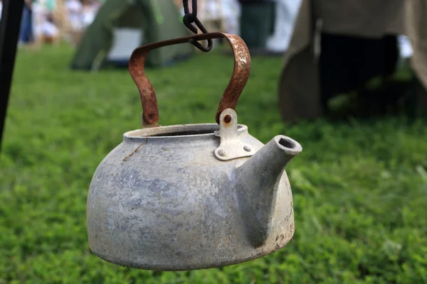 Hervidor oxidado colgando de la cadena — Foto de Stock