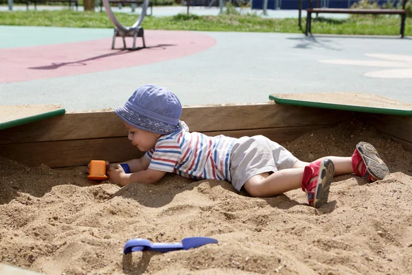 Niño arrastrándose en la caja de arena — Foto de Stock