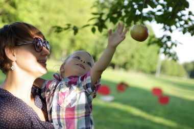 Bir elma çocuk yakalar