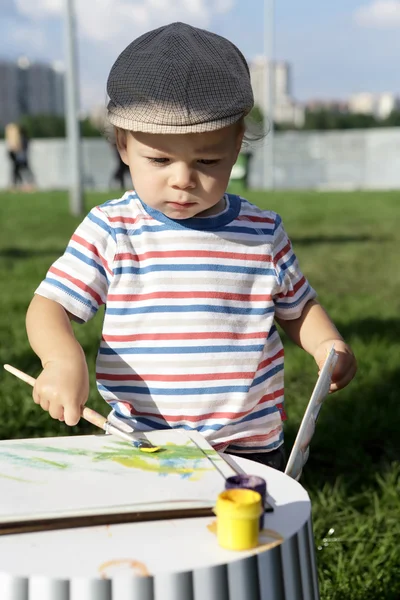 Junge zeichnet Gouache — Stockfoto