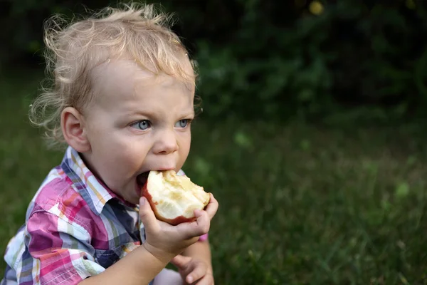 Criança comendo maçã — Fotografia de Stock