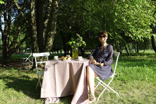 Vrouw aan tafel — Stockfoto