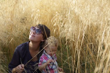 Anne ve oğlu çim alandaki
