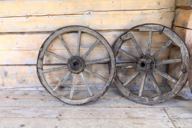 Rusya 'da iki eski ahşap takla manzarası