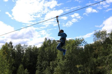 Mermer kanyonda halatla kayan çocuk, Karelia