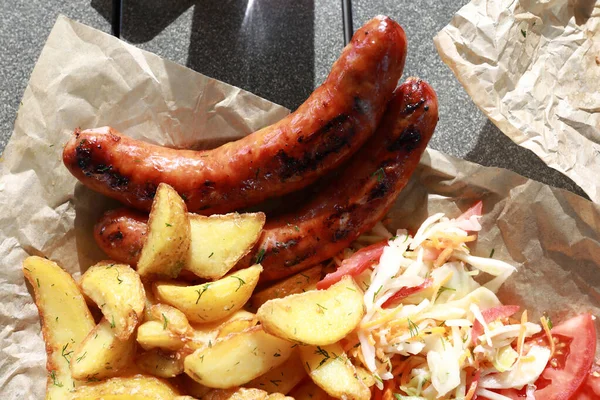 Saucisses Frites Aux Légumes Dans Une Assiette Restaurant — Photo