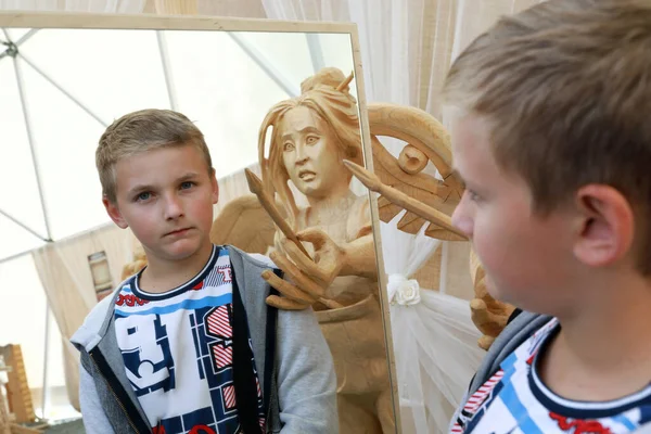 Porträtt Barn Som Ser Sig Spegeln Med Träskulptur — Stockfoto