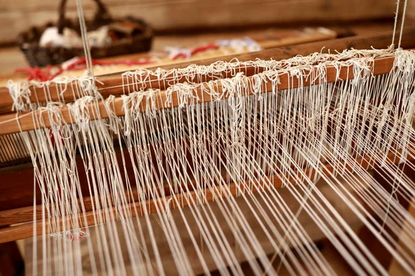 ロシアの自宅でヴィンテージ木製の織機の詳細 — ストック写真