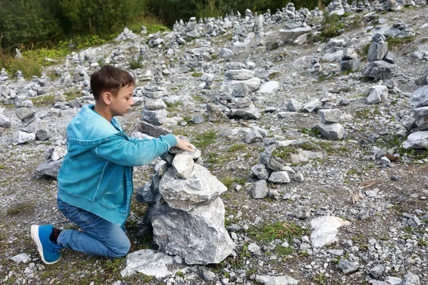 Niño Pone Piedras Montón Cañón Mármol Karelia —  Fotos de Stock