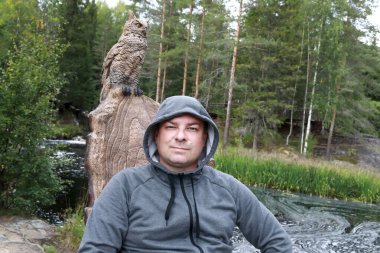 Adam parkta şezlongda dinleniyor, Karelia.