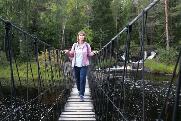 Mulher Ponte Suspensa Madeira Sobre Cachoeira Ruskeala Carélia — Fotografia de Stock