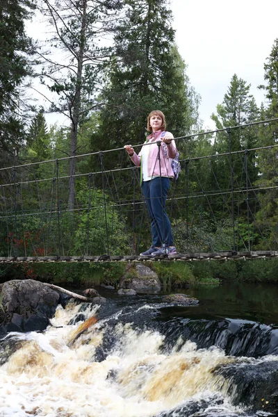 Mulher Posando Ponte Suspensa Sobre Cachoeira Ruskeala Carélia — Fotografia de Stock