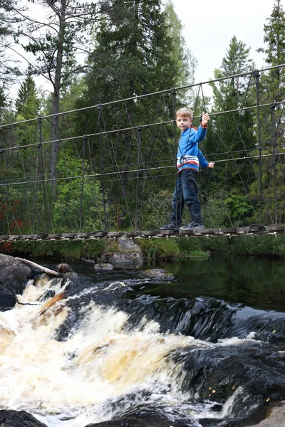 Niño Puente Colgante Sobre Cascada Ruskeala Karelia —  Fotos de Stock