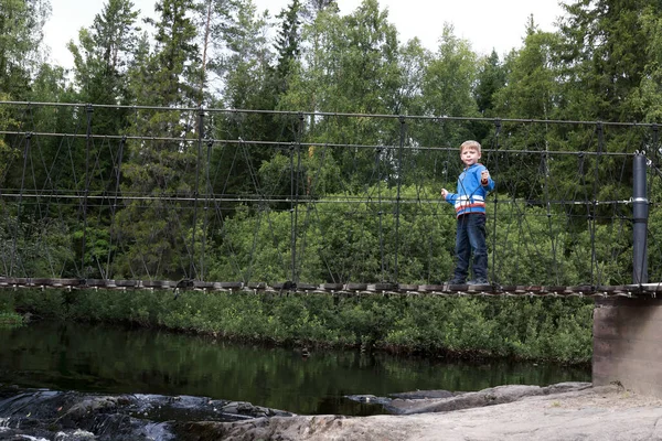 Niño Puente Colgante Sobre Cascada Ruskeala Karelia —  Fotos de Stock
