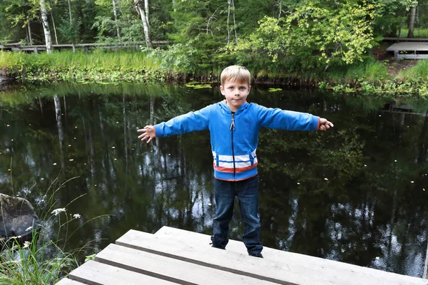 Bambino Posa Sullo Sfondo Del Fiume Carelia Russia — Foto Stock