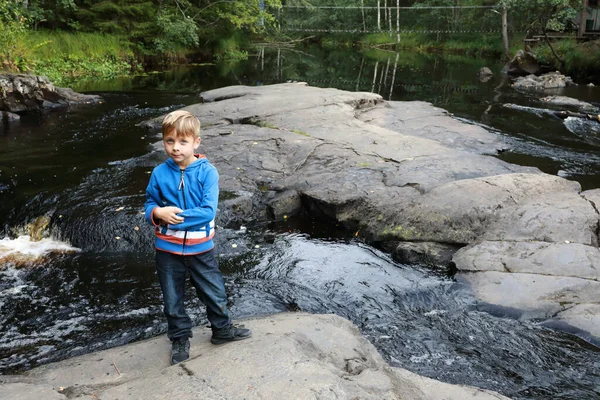 Chłopiec Tle Wodospadu Ruskeala Karelia — Zdjęcie stockowe