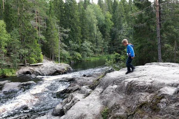 Criança Vai Cachoeira Ruskeala Carélia Rússia — Fotografia de Stock