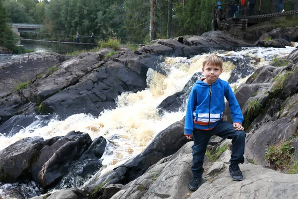 Niño Posando Fondo Cascada Ruskeala Karelia —  Fotos de Stock