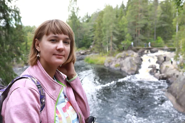 Vrouw Achtergrond Van Ruskeala Waterval Karelia — Stockfoto